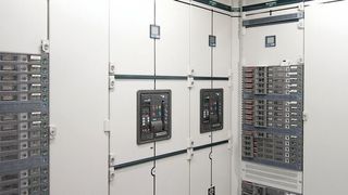 UMG-Messgeräte von Janitza in der Niederspannungshauptverteilung von Swiss Life. (Martin Witzsch)