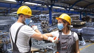 Schon in wenigen Wochen wird es so weit sein: Mitarbeiter dürfen wieder vom Büro aus arbeiten. Für Arbeitgeber heißt es aber unverändert: Hygienemaßnahmen sicherstellen! (©littlewolf1989 - stock.adobe.com)