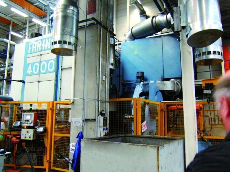 Bild 3: 4000-t-Presse (links) mit Nassabscheider und elektrostatischem Luftfilter (beide rechts). Die Filterfläche des 2,88 m hohen, 3,73 m langen und 1,10 m breiten Luftfilters beträgt 390 m².Bild: UAS (Archiv: Vogel Business Media)