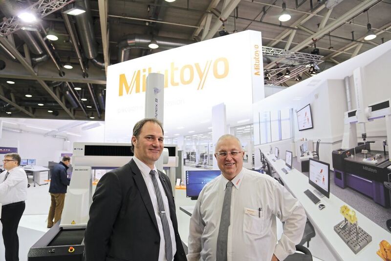 Andy Kübler Directeur général de Mitutoyo Suisse SA en compagnie de René Mottier, responsable des ventes suisse romande sur le stand à Prodex 2019. (JR Gonthier)