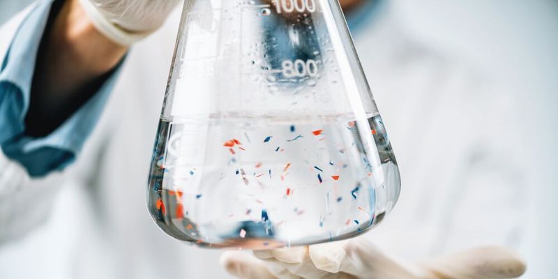 Abb. 1: Voraussetzung für Regulierung und Risikobewertung von Mikroplastik sind belastbare Daten und die beginnen schon bei der Probennahme. (Symbolbild)(Bild: ©  Microgen - stock.adobe.com)