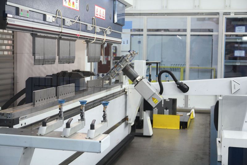 In der Biegezelle von Trumpf bearbeitet ein Roboter Teile mit besonderen Anforderungen oder solche, die besonders groß, schwer oder schlecht zu halten sind. (Stéphane Itasse, MM)