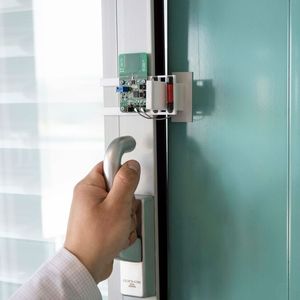 Fensterinstallation: Sobald die Harvester beim Öffnen oder Schließen des Fensters die Magnete passieren, kommt es zu plötzlichen Polaritätswechseln und dem Auslösen der Wiegand-Pulse.(Bild:  Posital)