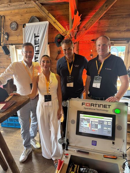 IT- und OT-Sicherheit intelligent vereint von Fortinet mit (v. l.) Alexander Kikinday, Cansu Uenalan, Hicham Bensouda und Rupert Auer. (Bild: Vogel IT-Medien GmbH)