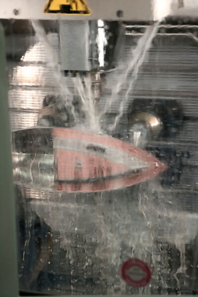 Mit dem Projekt „Segelboot“ veranschaulichte Hermle auf der Hausausstellung, wie ein raffiniertes Bauteil additiv gefertigt und im Anschluss zerspanend in Form gebracht wurde.  (Sonnenberg)