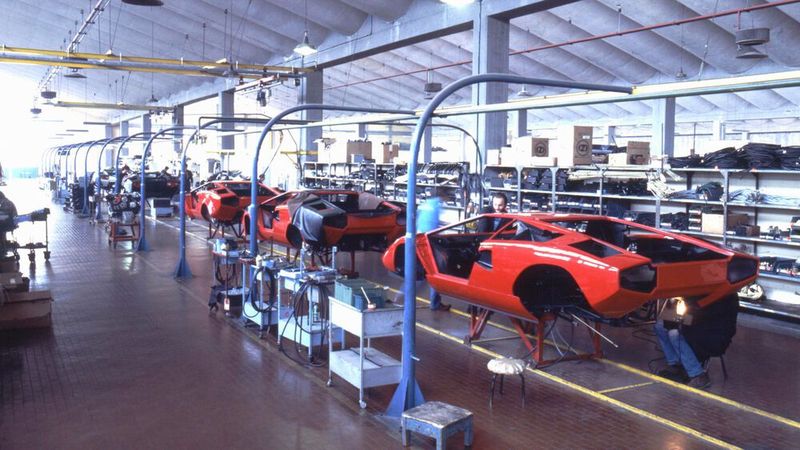 Ferruccio Lamborghini gründete 1948 in Cento, Ferrara, ein Werk für damals dringend benötigte Traktoren, die anfangs aus übrig gebliebenen Militärfahrzeugen entstanden. 1959 wurde die Produktion um Brenner und Klimaanlagen erweitert. (Bild: Lamborghini)