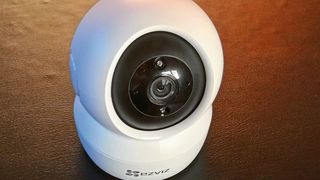 Die Kamera kann sowohl auf einem Podest stehend als auch an der Decke hängend betrieben werden. (Schäfer)