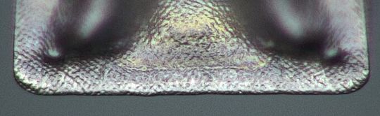 Unter dem Mikroskop gleicht die Oberflächenstruktur der gelaserten Spanmulden einer Mondlandschaft.(Bild:  Iscar)