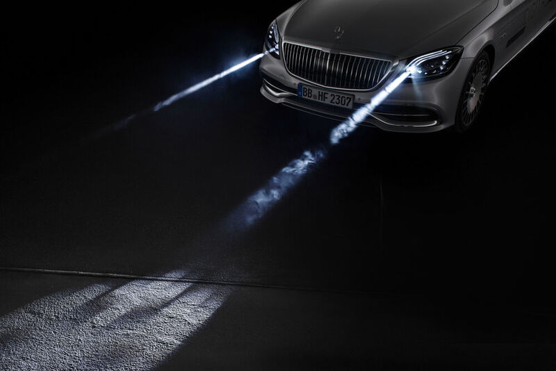 Das „Digital Light“ von Mercedes-Benz soll nahezu blendfreies Fernlicht in HD-Qualität bieten und arbeitet mit einer Auflösung von einer Million Pixel pro Scheinwerfer. Damit lässt sich mehr machen als nur Licht. (Daimler AG)