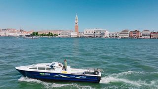 Ein wasserstoffbetriebenes Lieferboot von Nippon Express Italia vor der Skyline von Venedig mit dem Glockenturm des Markusdoms. (Bild: Nippon Express Italy)