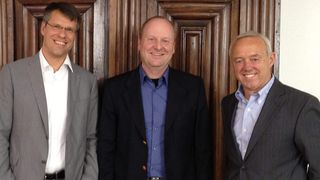 Die Concat-Vorstände Olaf von Heyer (l.) und Dexter McGinnis (r.) freuen sich auf die künftige Zusammenarbeit mit Stefan Tübinger (M.), Geschäftsführer von Synergy Systems. (Bild: Concat)