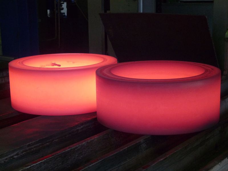 Rot glühende Ringe nach dem Warmwalzen  (Bild: Diederichs)