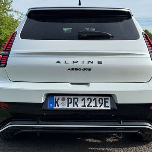 Das trapezförmige Heck mündet bei der Alpine in einen sportlichen Diffusor.(Bild:  Achter – VCG)