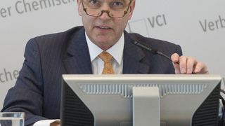 Der scheidende VCI-Präsident Karl-Ludwig Kley stellt den VCI-Bericht der Studie von Oxford Economics „Die Wettbewerbsfähigkeit des Chemiestandorts Deutschland im internationalen Vergleich: Rückblick und Zukunftsperspektiven“ vor. (Bild: VCI)