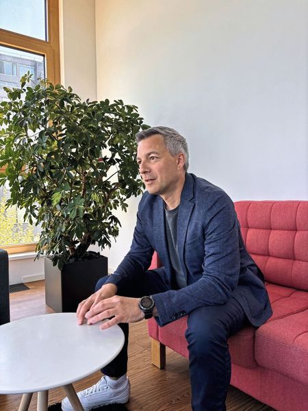 Dr. Jörg Traub verabschiedet sich nach fünf Jahren als Bereichsleiter Gesundheit bei Bayern Innovativ. Sein Nachfolger ist Sebastian Hilke (Bild), der bereits seit 2021 das Themenfeld Digitale Gesundheit innerhalb des Bereichs verantwortet. Hilke will die bereits geschaffenen Strukturen weiter stärken und neue Themen mutig angehen. (Bild: Bayern Innovativ )