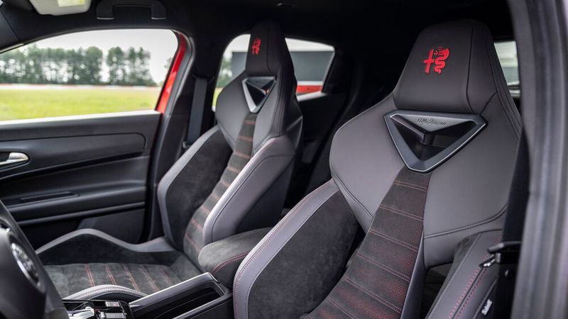 Auch die Sitze sind ein Hingucker. (Bild: Alfa Romeo)
