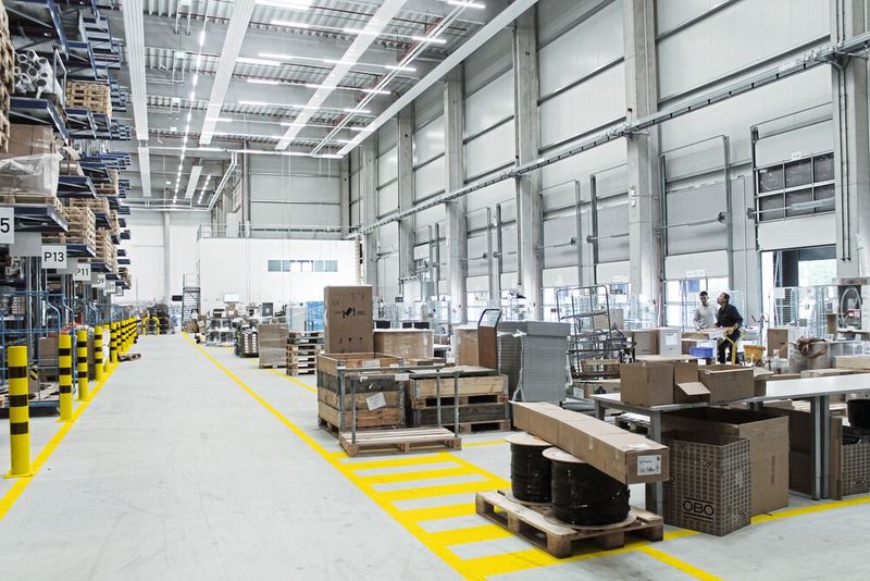 Der Kommissionierrüstbereich befindet sich direkt neben dem Wareneingang und die Kommissionieraufträge werden wegeoptimiert ausgegeben. Der Warenausgangsbereich wiederum schließt unmittelbar an den Kommissionierbereich an, sodass Großteile direkt an den Bereitstellungsplätzen für die Touren abgefertigt werden können. (Bild: SSI Schäfer)