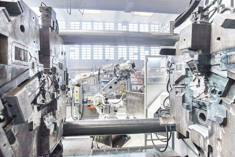 ABB robots prove themselves in foundry environments not only through their performance and flexibility. The Foundry Plus and Foundry Prime protection versions ensure durability and robustness under the harshest conditions. (© Hans Nordlander bildN, All Rights Reserved. / ABB Robotics)