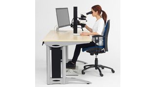 Die ergonomische Gestaltung des Arbeitsplatzes und des Mikroskops trägt wesentlich dazu bei, die Belastung der Augen sowie der Haltungsmuskulatur zu reduzieren. (Bild: Leica Microsystems)