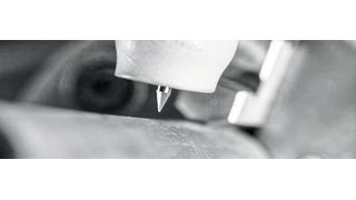 Beim Orbitalschweißen wird mittels einer Lichtbogenschweißtechnik der Schweißkopf im Kreis um einen runden Bearbeitungsgegenstand geführt. Die Arbeitsstelle wird in diesem Prozess durch inerte Schutzgase vor äußeren Einflüssen geschützt. (Gesellschaft für Wolfram Industrie)