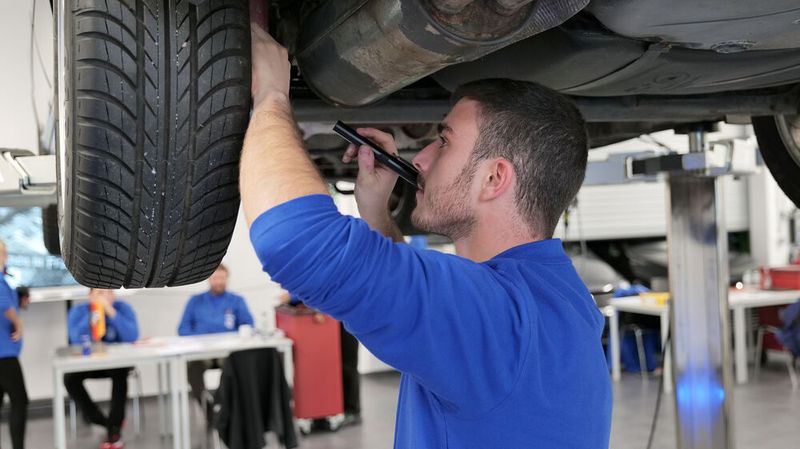 Dennis Müller aus dem Saarland beim Check eines Fahrzeugs für die Hauptuntersuchung. (Bild: Schmidt – autoFACHMANN)
