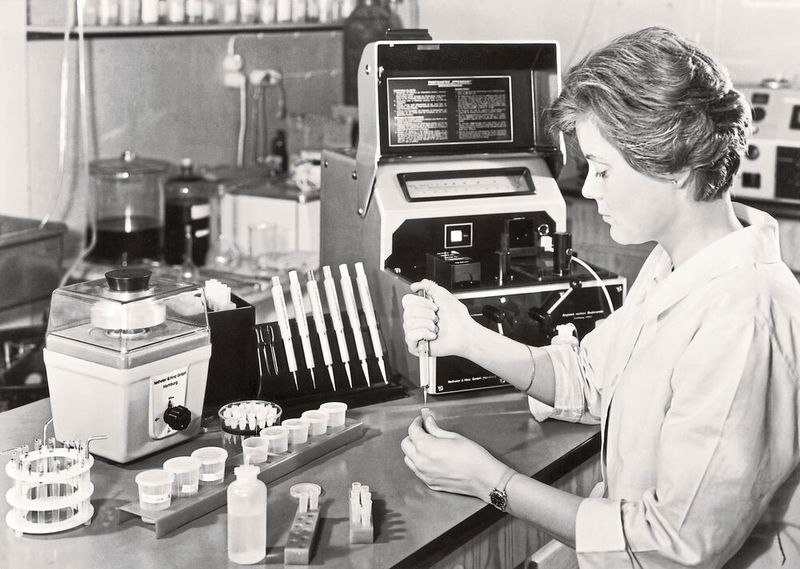 1963 bringen Microliter-Gefäße (Eppis) neue Möglichkeiten im Labor. (Bild: Eppendorf)