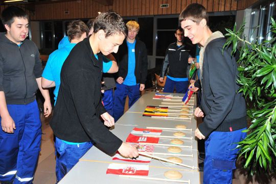 Der Bundesleistungswettbewerb beginnt traditionell damit, dass die Teilnehmer die Fahne ihres Bundeslandes suchen und aufstellen müssen. (Schmidt)