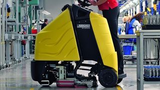 Bei der Bodenreinigung mit der Step-on-Scheuersaugmaschine BD 60/95 RS hat der Bediener einen guten Überblick über die zu reinigende Fläche. (Archiv: Vogel Business Media)