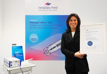 Ulrike Sailer, geschäftsführende Gesellschafterin von Neoplas Med, ist stolz auf die MDR- Zertifizierung als erstes Unternehmen im Bereich der Plasma-Medizin.(Bild:  neoplas-med)