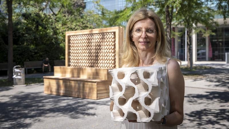 Poröse Keramikwürfel aus dem 3D-Drucker nutzen energieeffiziente Verdunstungskühlung und senken die Temperatur spürbar. (Bild:  Lunghammer - TU Graz)