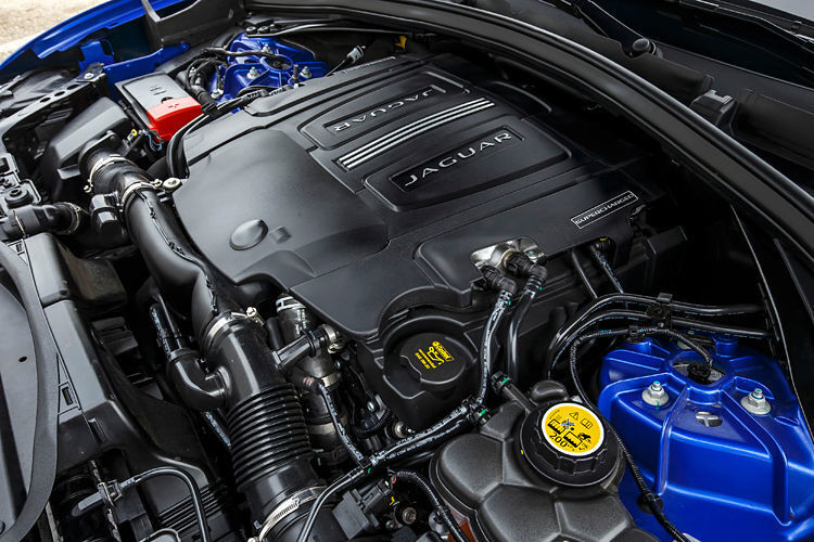 Unter der Alu-Fronthaube des F-Pace stecken je nach Variante ein 180 PS starker Vierzylinder-Turbodiesel, ein 300 PS starker Sechszylinder-Turbodiesel oder ein Dreiliter-Ottomotor mit Kompressor und 340 oder 380 PS. (Foto: Jaguar Land Rover)