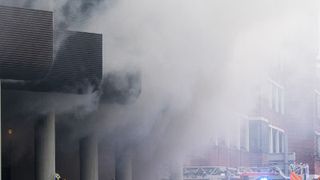 Feuer in einem Parkhaus in Hannover: Die Explosion eines E-Bike-Akkus in einem Fahrradgeschäft hat einen Großbrand ausgelöst. Verletzte gab es keine. (Julian Stratenschulte/dpa)