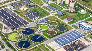 Abb.1: Anlagen wie die hier gezeigte bereiten Abwasser auf und führen es dem Frischwasserkreislauf zu. Mit Summenparametern wie CSB und TOC wird der Grad der Verunreinigung gemessen. (Bild: frei lizenziert, jarmoluk)