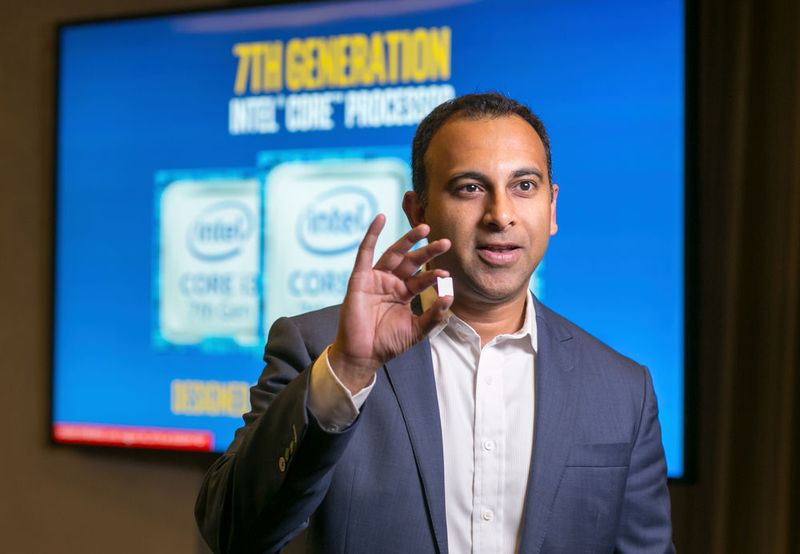 kaby Lake: Navin Shenoy, Intel Corporate Vice President, hält einen Intel Core Processor der 7. Generation (Bild: Intel)