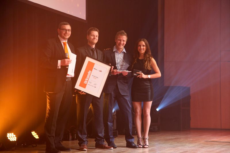 Die Nominierten und der Gewinner der Kategorie „Bestes Bild zum Kunden“ mit Moderatorin Anna Noé (r.) und Mario Rätzke (Expansionsmanager my-eXtra, Brodos AG, l.). (Bild: Brodos)