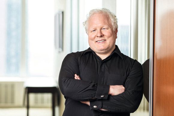 Chris Boos gründete 1995 das auf Künstliche Intelligenz (KI) spezialisierte Unternehmen Arago. Der studierte Computerwissenschaftler baute mit Aragos AI HIRO eine KI-Plattform für Unternehmen auf, die sich auf den Business-to-Business-Sektor konzentriert und dabei KI als Basistechnologie zur Verfügung stellt. Boos arbeitet zudem als strategischer Unternehmens- und Politikberater sowie als Investor. (Matt Greenslade / www.photo-nyc.com)