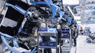 Nirgends sind die Arbeitskosten pro Fahrzeug so hoch wie in Deutschland. (Bild:  Mercedes-Benz)