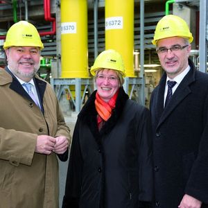 Dr. Beate Ehle, Leiterin des BASF-Unternehmensbereiches Intermediates und BASF-Vorstandsmitglied Dr. Harald Schwager vor der neuen Anlage. 