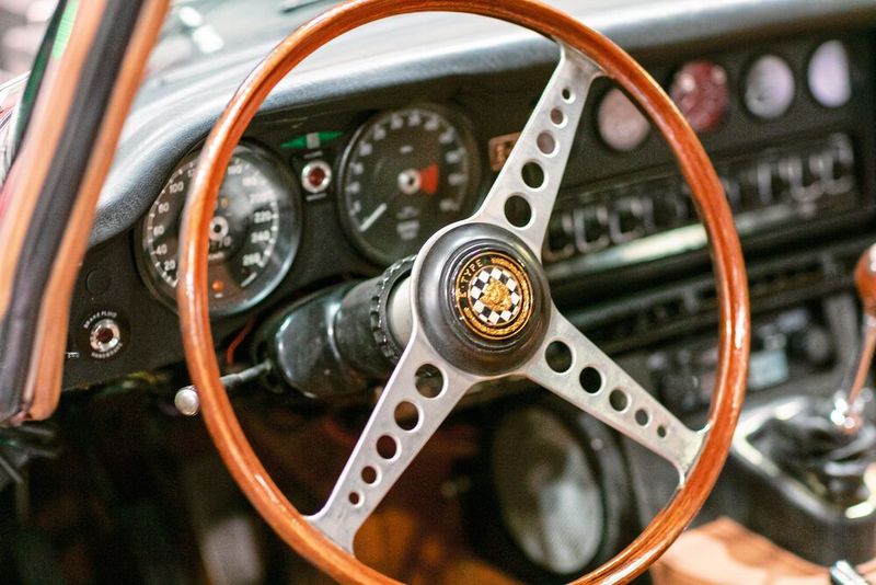 Verstecktes Detial im originalgetreuen Interieur: Die Tankanzeige für die Batterieladung. (Bild: Julian Salinas)