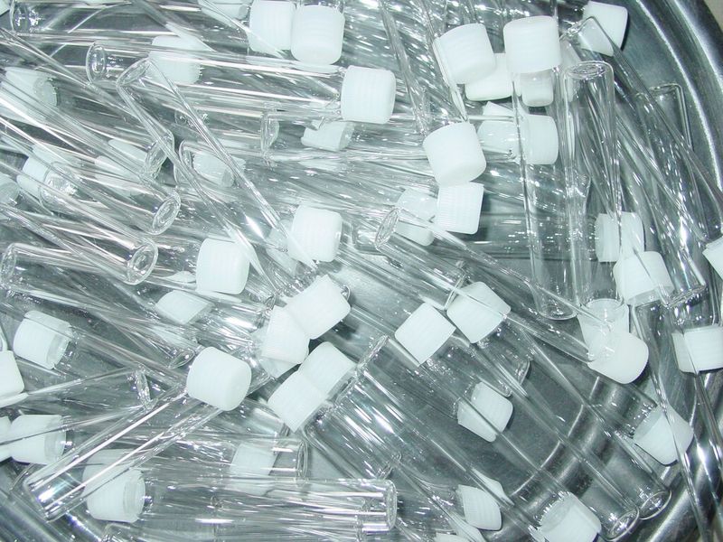 Abb. 4a: Glasküvetten ganz ... (Bild: Erdwich Zerkleinerungssysteme)