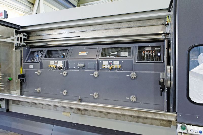 Der horizontale Schwenktisch ermöglicht sehr ergonomisches Be- und Entladen. Durch die vertikale Anordnung des Werkstücks fallen die Späne sofort weg vom Werkzeug, so reduziert sich der Werkzeugverschleiß. Für die Vorrichtungen (nicht im Bild) hat Eima ein innovatives Spannsystem entwickelt, das bei CFK-Bauteilen für die Serienfertigung ausreichend hohe Standzeiten bietet. (Bild: Marschner)