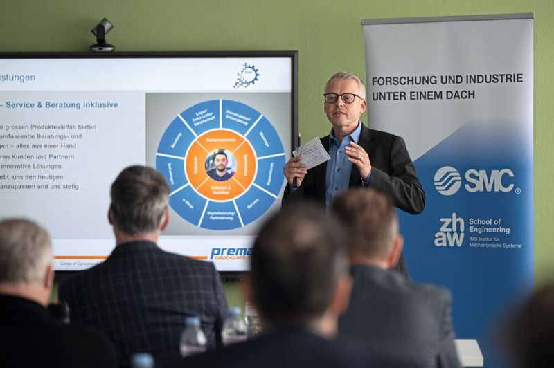 ZHAW und SMC haben in das Potenzial der digitalen Automatisierung für die Schweizer Industrie aufgezeigt und im gemeinsamen Kompetenzzentrum konkrete Anwendungen zu Energieeffizienz, Predictive Maintenance und Digital Twins präsentiert. (Bild: SMC)