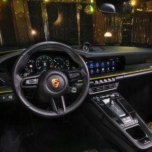 Das Olive Neo findet sich auch an mehreren Stellen im Innenraum wieder.(Bild:  Porsche)