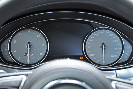Aufgeräumt: Fahrerperspektive im Audi S7. (Foto: Rehberg)