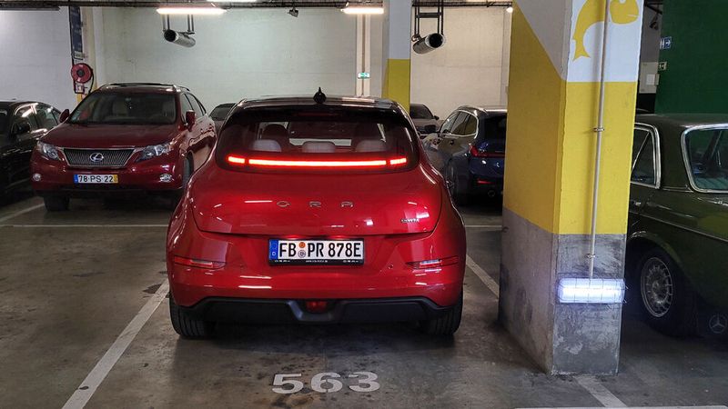 Auffällig ist das in die Kofferraumklappe integrierte Lichtband. (Bild: Wehner - Vogel Communications Group)