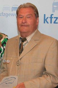 Gerhard Kunze, Kfz-Innung Salzgitter, erhielt den Blauen Kalligraphen in Gold für seine Grünpfeil-Initiative. (Archiv: Vogel Business Media)