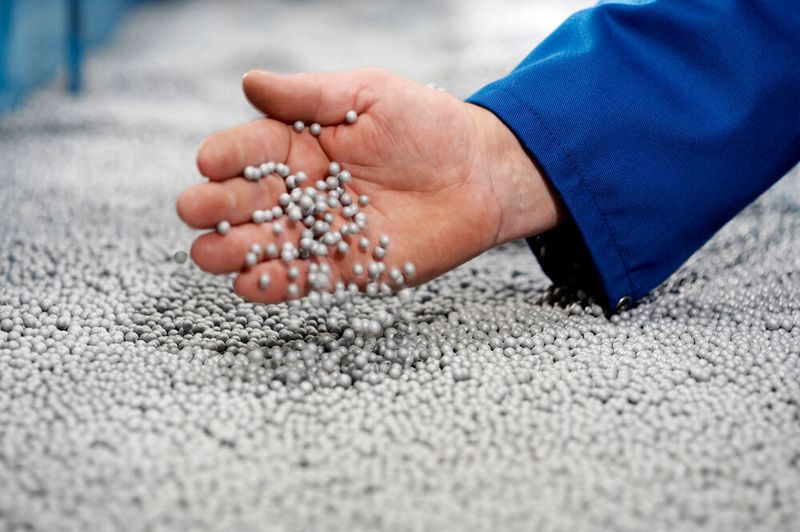 BASF setzt das internationale Programm Operation Clean Sweep global an allen ihren Produktionsstandorten, an denen Kunststoff-Pellets hergestellt werden, aktiv um. Das Ziel des Programms ist es, dem Verlust von Kunststoffgranulaten während der Produktion, beim Transport zum Kunden oder bei der Weitererarbeitung zum Endprodukt durch Schulungen, organisatorische und technische Maßnahmen vorzubeugen. (BASF SE)