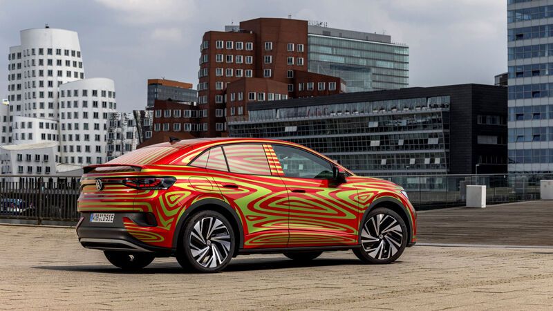 Wer ID.5 GTX kauft, bekommt 125 kW Ladeleistung serienmäßig, um die 77 kWh-Batterie unterwegs möglichst schnell wieder voll zu machen. (Bild: VW)