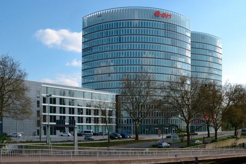 Platz 8: EON mit einem Gehaltsgefälle von 61 (Das Bild zeigt den Sitz des Konzerns in Essen) (Von Wiki05 - Eigenes Werk, CC0, https://commons.wikimedia.org/w/index.php?curid=14922968)