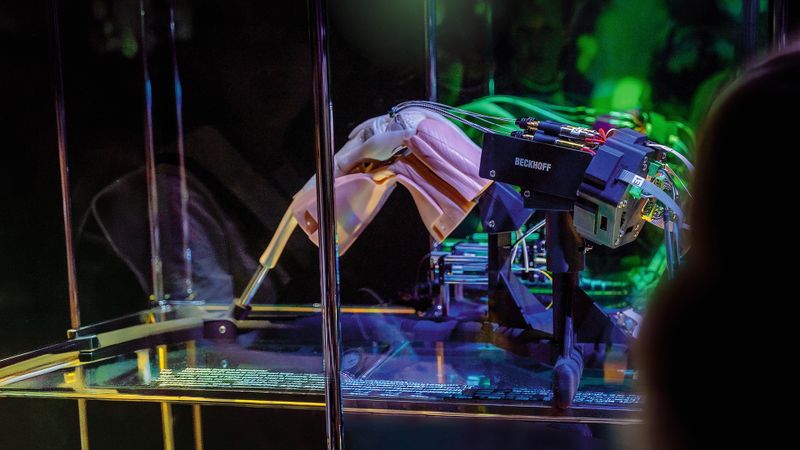 Der Chirurgieroboter MIRACLE II der Universität Basel wurde an der Weltausstellung 2025 in Osaka gezeigt.(Bild:  Universitätsspital Basel / Digital Content Team: Kai-Marie Schimanski, Carl-Victor Krüger, Aidan Alberola)